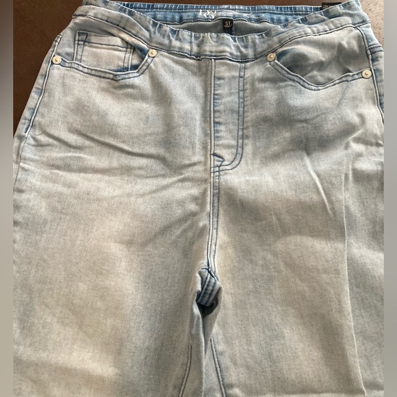 Ladies Size Small Tall Diane Gilman Pull On Light Washed Jean Capris - Picture 4 of 16